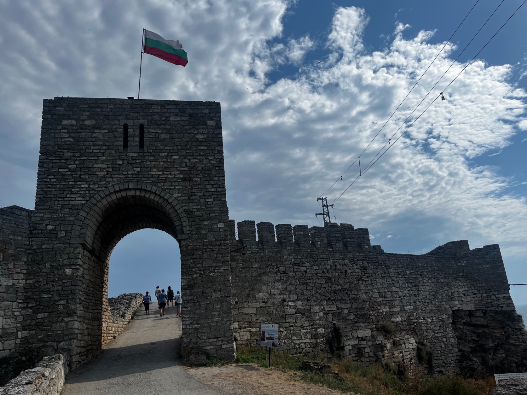 Етап 1: Преминаване през крепостната порта и паметника на девойките